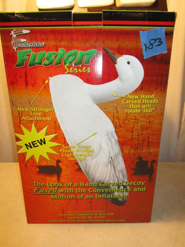 lot 183 image: Featherlite Snow Goose Decoys