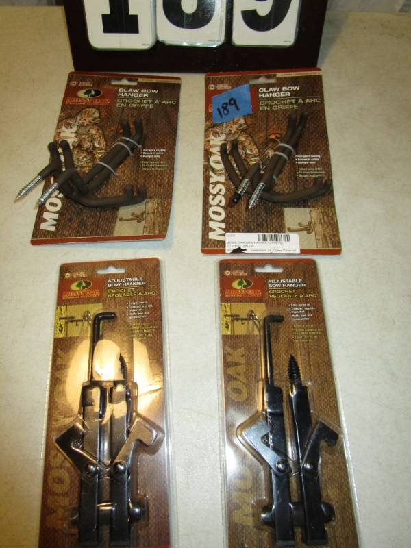 lot 189 image: Assortment Mossy Oak Hangers