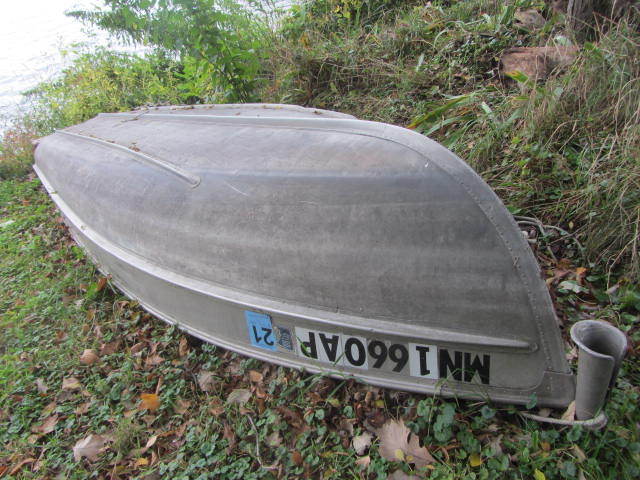 lot 1 image: Alumacraft Boat