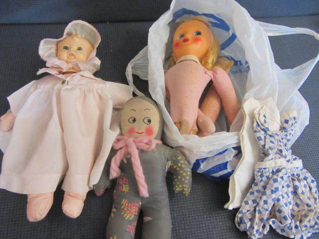 lot 19 image: Dolls