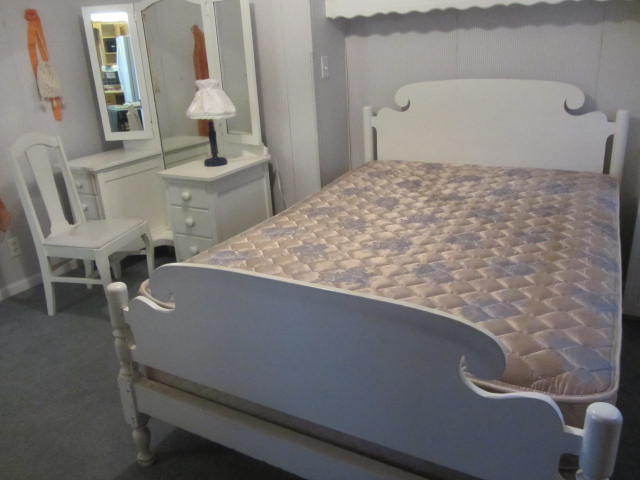 lot 3 image: Bedroom Set