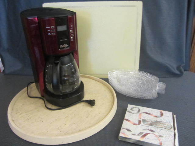 lot 48 image: Mr.Coffee, Cutting Board