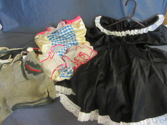 lot 56 image: Costumes, Lieder Hose