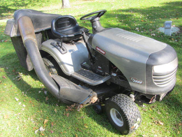 lot 102 image: Craftsman lawn tractor