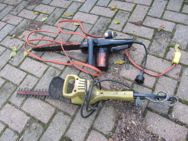 lot 128 image: Electric Chainsaw & Edger