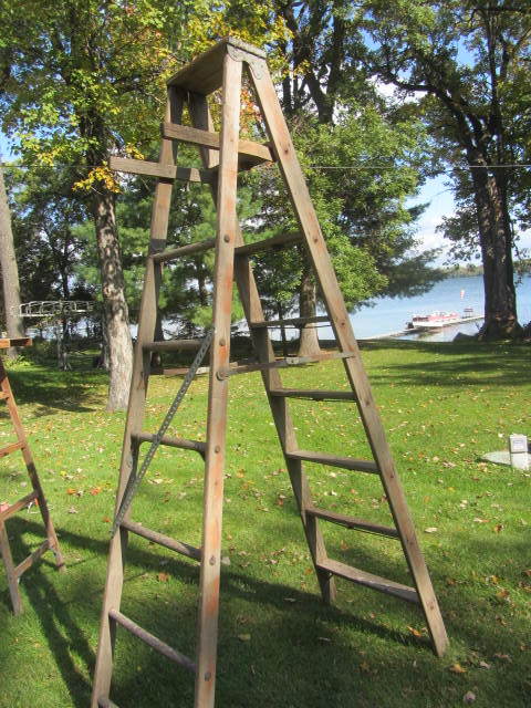 lot 93 image: Wooden Step Ladder