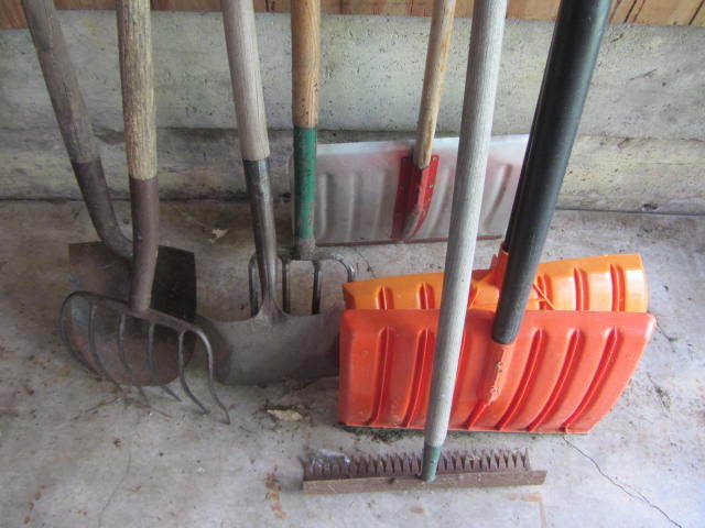 lot 98 image: Hand Yard Tools