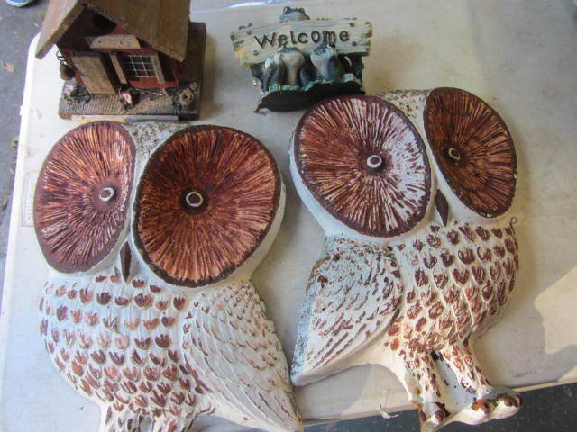 lot 186 image: Owls, Birdhouse, Frogs