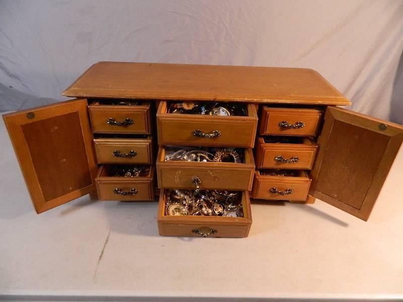 lot 21 image: Jewelry Box Full of Jewelry