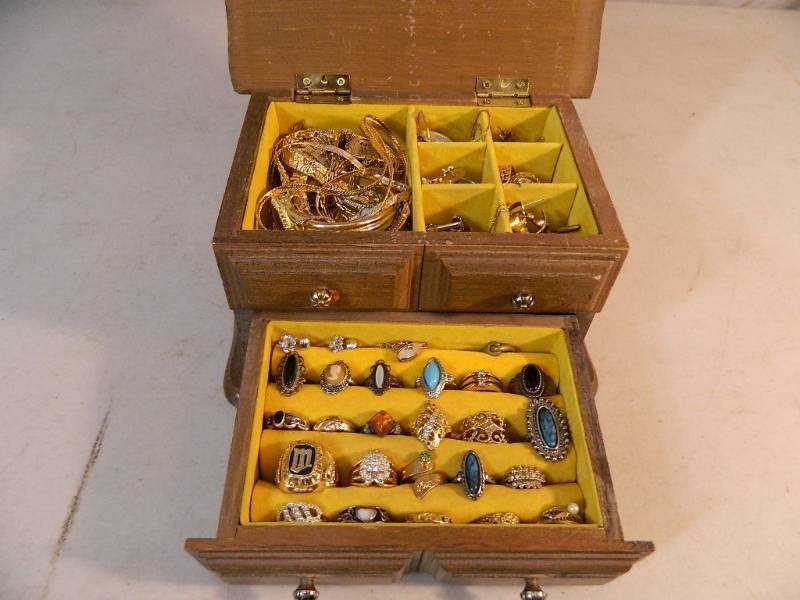 lot 22 image: Jewelry Box Full of Jewelry