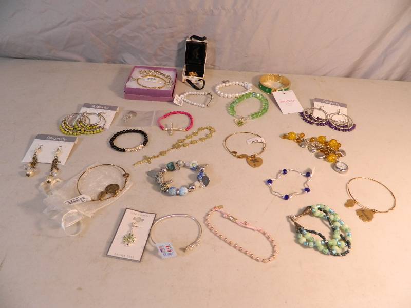 lot 23 image: Assorted Jewlery