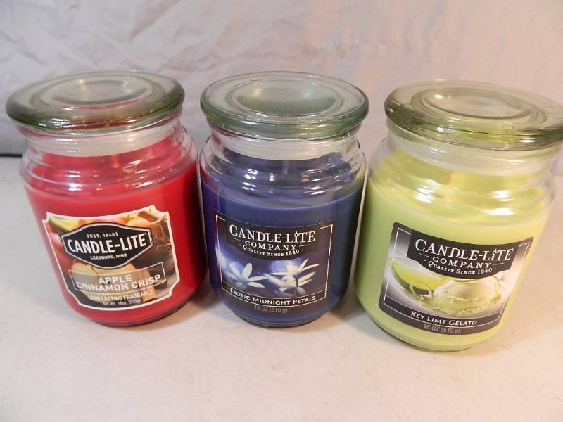 lot 73 image: 3 New Candlelite 18 Oz Candles