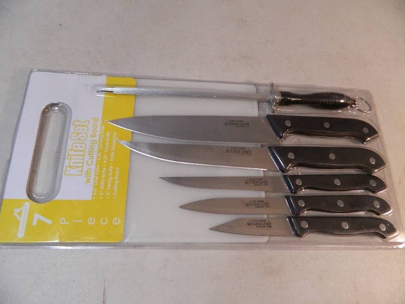lot 77 image: New 7 Piece Knife and Cuttingboard Set