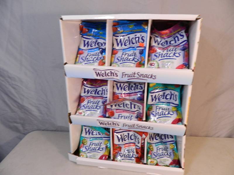 lot 200 image: Display of Welches Fruit Snacks