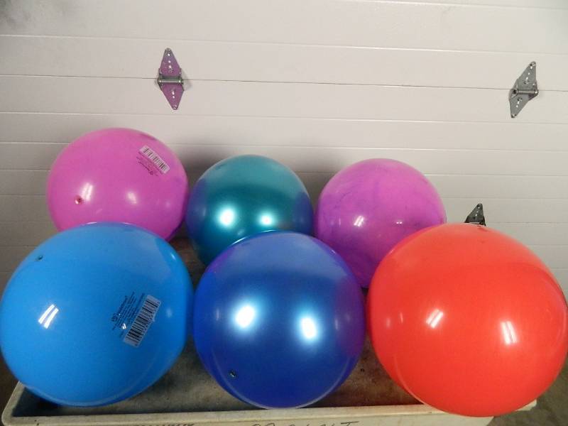 lot 13 image: 6 New Playground Balls