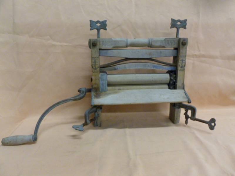 lot 6 image: Antique Clothes Wringer