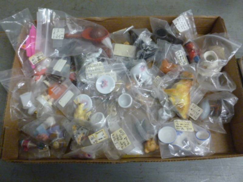 lot 27 image: Trinket Toys