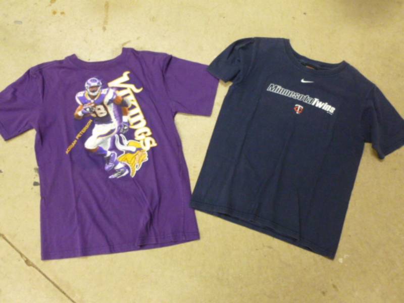 lot 100 image: Minnesota Twins Shirt