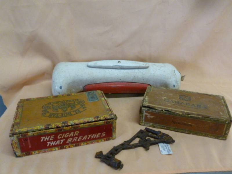 lot 114 image: Vintage Items