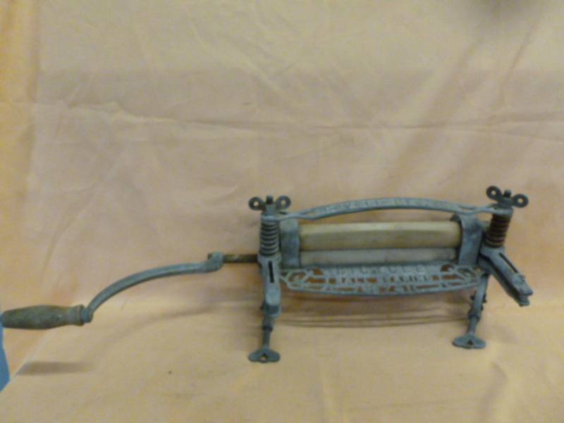 lot 244 image: Antique Clothes Wringer