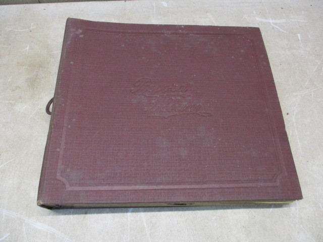 Book of Antique Records  Various artists and record labels including RCA Victor, Decca, Varsity, MGM, Bluebird, etc.