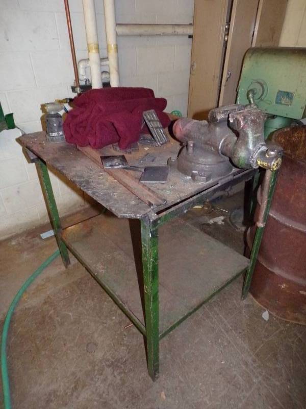 lot 5 image: Welding Table with vise