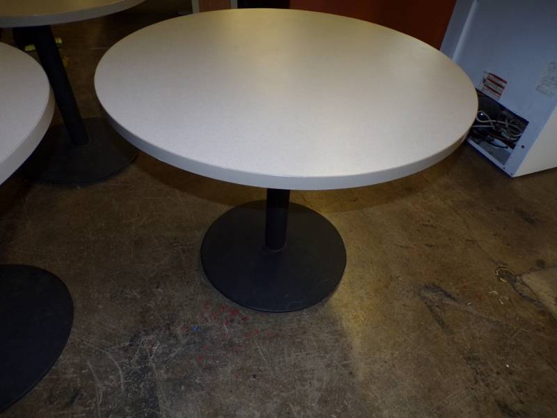 lot 13 image: Round Table