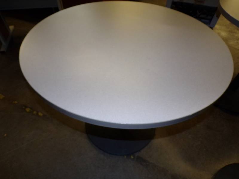 lot 14 image: Round Table