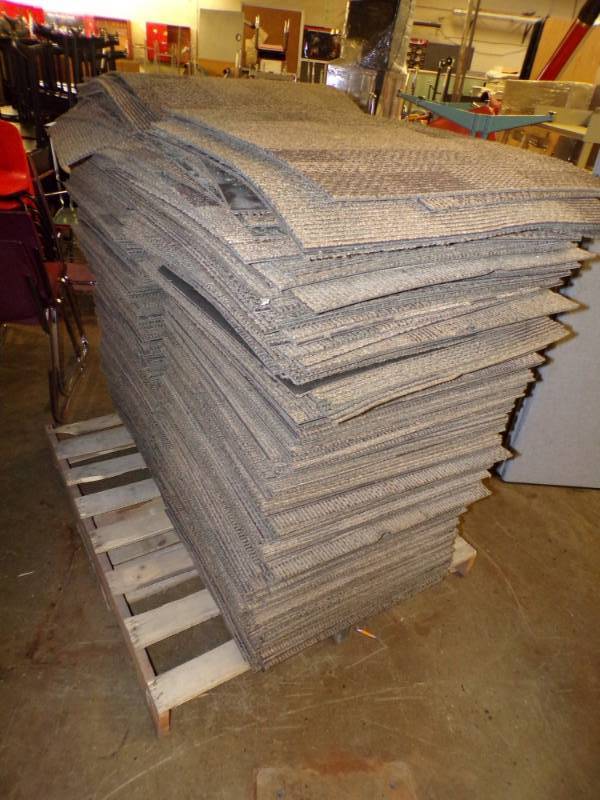 lot 17 image: Pallet of carpet squares