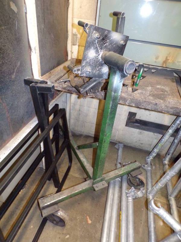 lot 20 image: Engine Stand