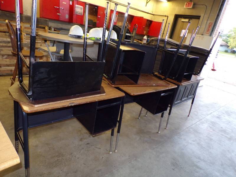 lot 22 image: Lot of 6 desks