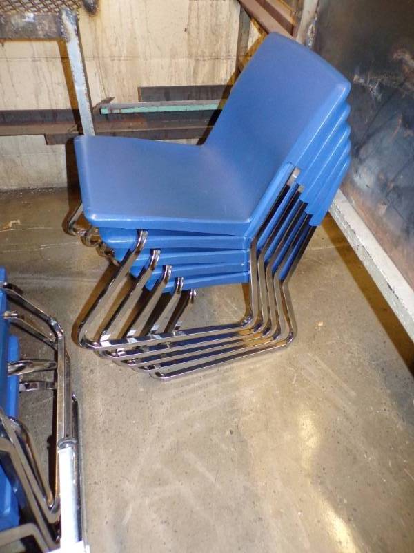 lot 25 image: Lot or 5 Blue chairs