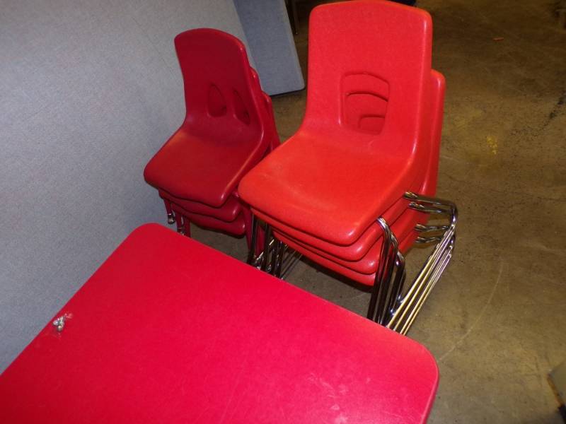 lot 27 image: Childs table with 4 orange chairs & 3 red chairs