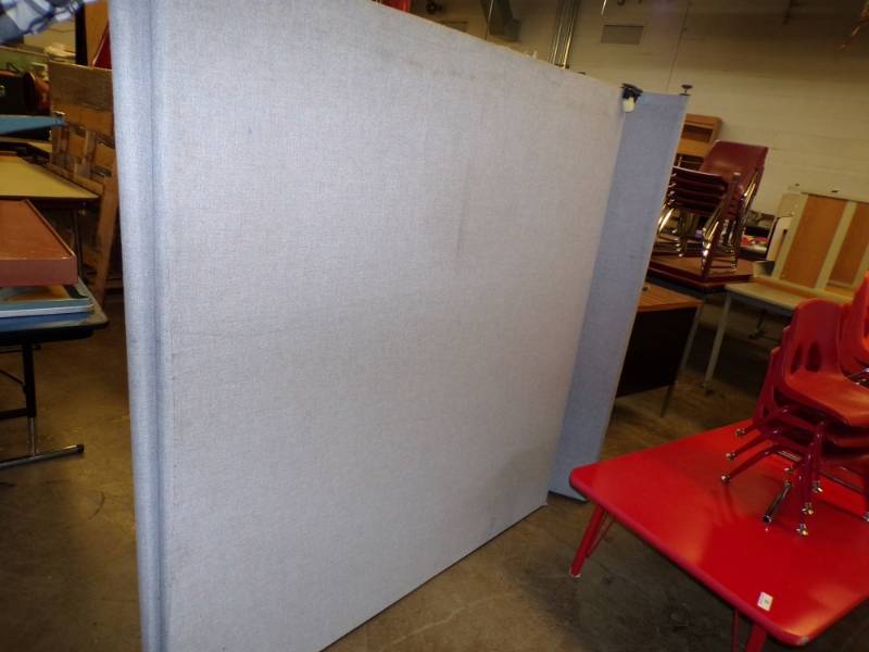 lot 32 image: Lot of 2 Office Dividers