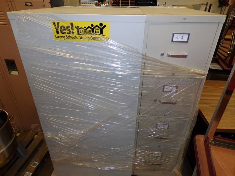 lot 34 image: Lot of 3 - 4 drawer cabinets