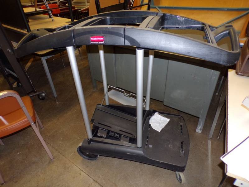 lot 44 image: Rubbermaid cart