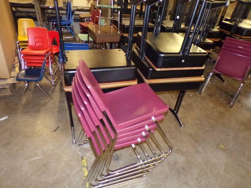 lot 52 image: Lot of 5 maroon chairs and 5 desks