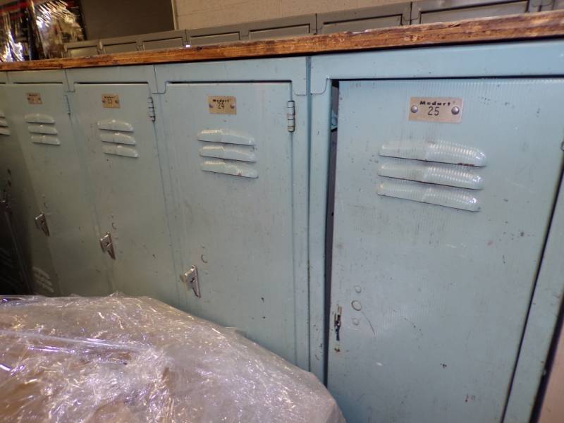 lot 80 image: Lot of 26 lockers double sided