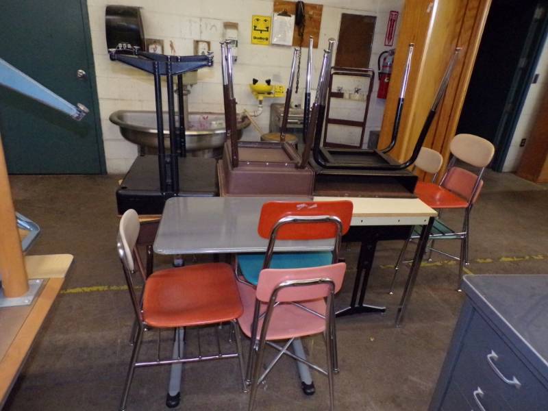 lot 85 image: misc lot of 6 desks - 6 chairs - table