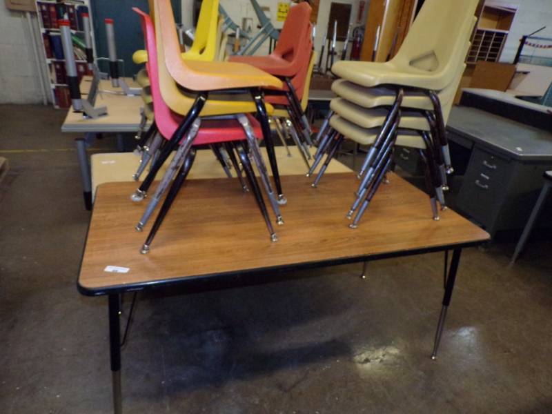 lot 88 image: Kids table & 7 chairs