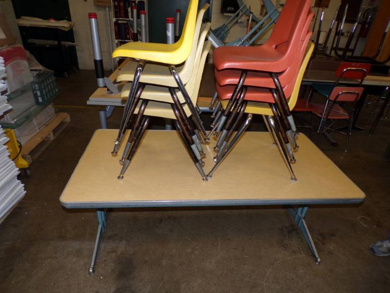 lot 87 image: Kids table & 8 chairs