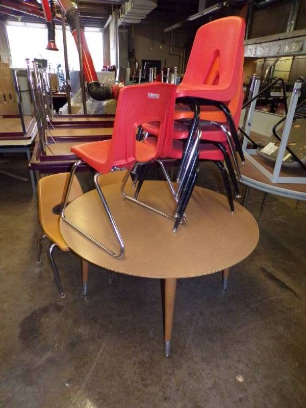 lot 89 image: Round table & 7 chairs