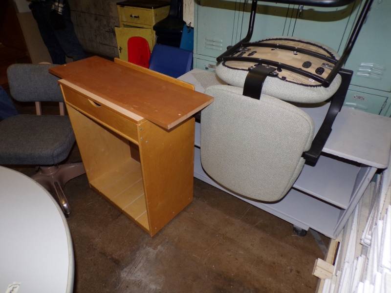 lot 96 image: Lot of 2 Rolling cabinets - 2 office chairs