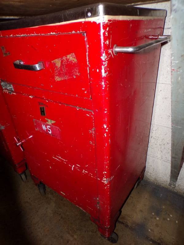 lot 101 image: Red Cart on wheels