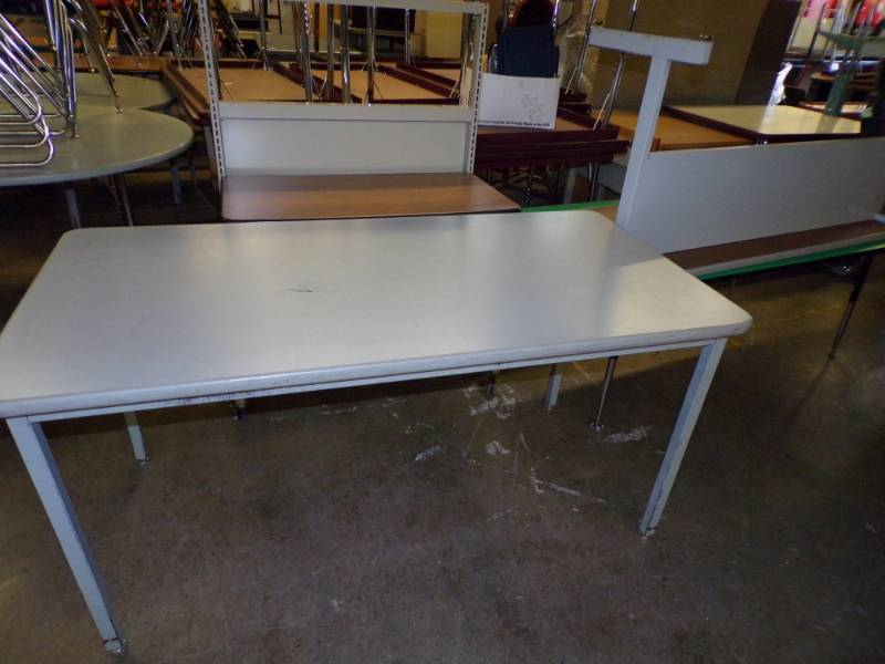 lot 107 image: Lot of 3 tables (1 green) - rolling cart
