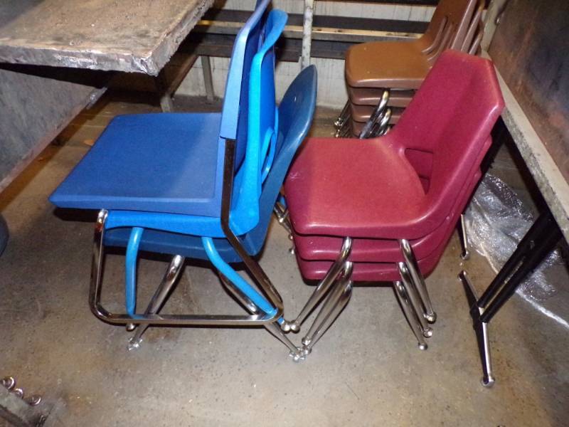 lot 110 image: Lot of 6 kids chairs - maroon & blue