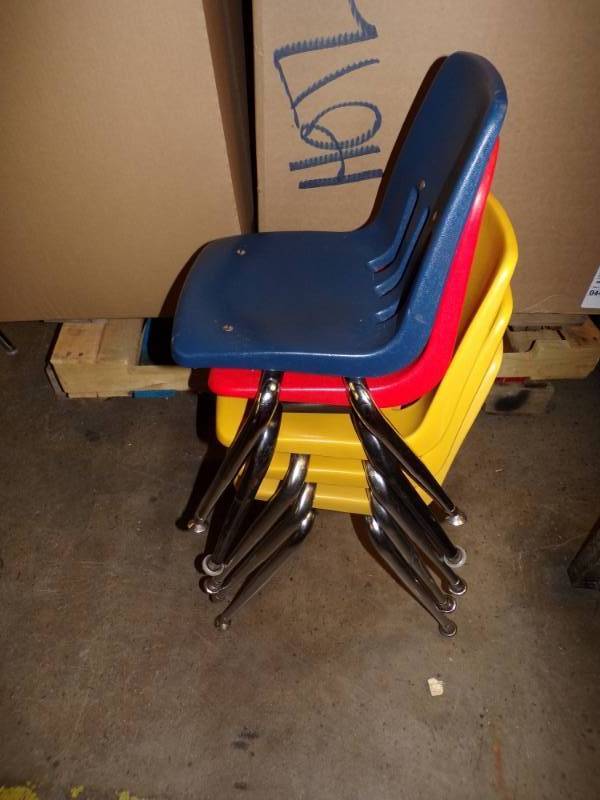 lot 113 image: Lot of 5 assorted kids chairs