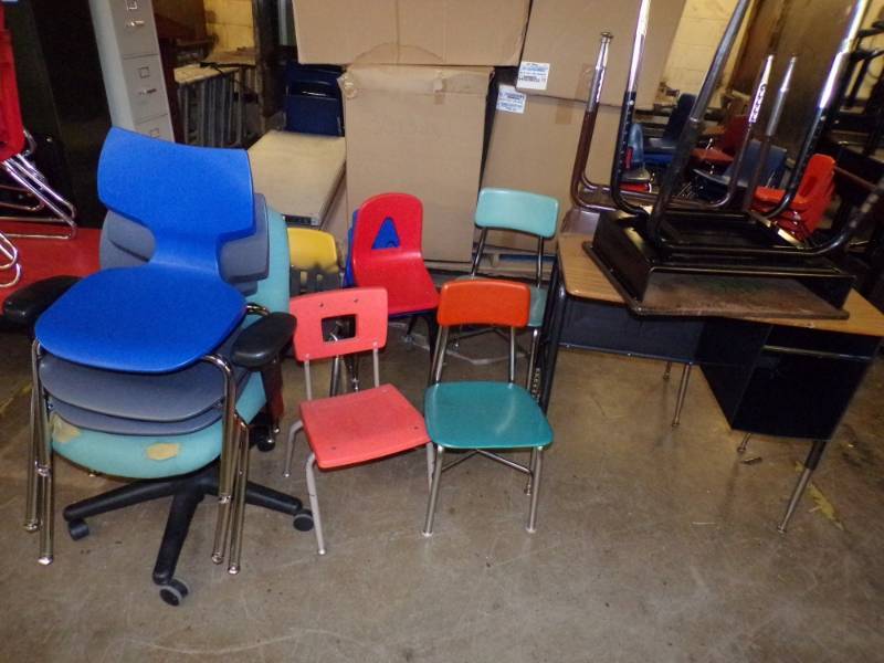 lot 114 image: Assorted chairs and desks