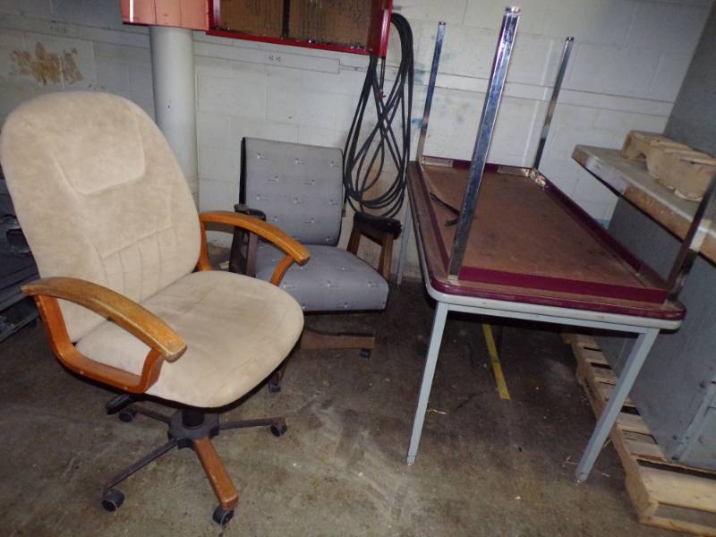 lot 127 image: Lot of 2 office chairs and tables