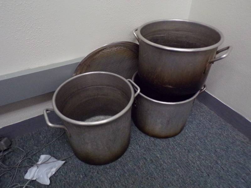 lot 131 image: Lot of 4 pots with steam covers